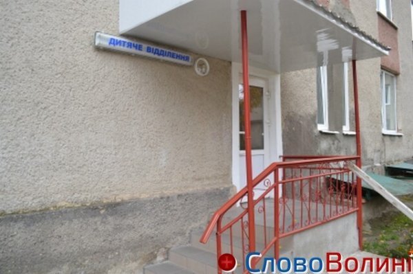 Вхід у дитяче відділення з двору 